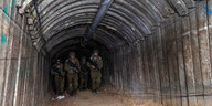 Israelische Soldaten laufen durch einen Tunnel im Gazastreifen.