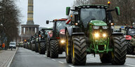 Landwirte mit ihren Traktoren protestieren in Berlin.