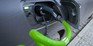 grüne Schnur beim Laden eines Elektroautos