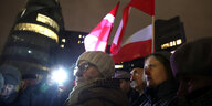 Protestierende vor dem Hauptgebäude des TVP-Senders im Dezember