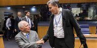 Wolfgang Schäuble und Euclid Tsakalotos schütteln die Hände