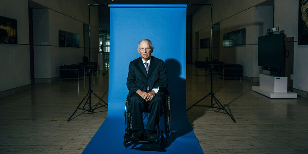 Wolfgang Schäuble vor blauer Leinwand