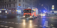 Ein Feuerwehrauto in der Nacht auf einer Straßenkreuzung