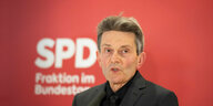 Rolf Mützenich, Vorsitzender der SPD-Bundestagsfraktion, spricht bei einem Pressestatement vor Beginn der Fraktionssitzungen im Bundestag