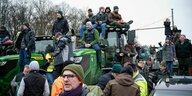 Bauern stehen auf ihren Traktoren und demonstrieren vor dem Brandenburger Tor