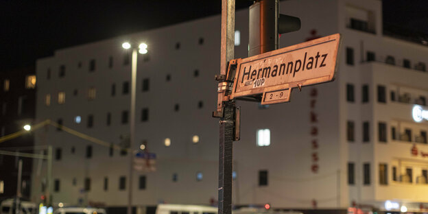Ein Straßenschild am nächtlichen Hermannplatz