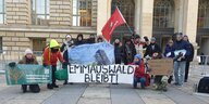 Eine Gruppe von Menschen posiert vor dem Abgeordnetenhaus für ein Gruppenfoto mit einem Transparent mit der Aufschrift Emmauswald