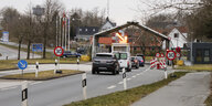Autos stehen vor dem deutsch-dänischen Grenzübergang Harrislee/Padborg.