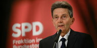 Rolf Mützenich vor der SPD Medienwand