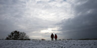 Ein Paar auf einem schneebedeckten Weg in Ochsenwerder