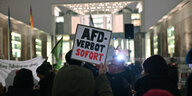 Schild mit der Aufschrift "AfD Verbot sofort"
