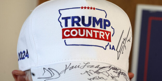 Auf einer weißen Basecap stehen die Worte "Trump Country"