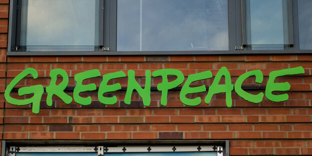 Greenpeace-Schriftzug an Fassade