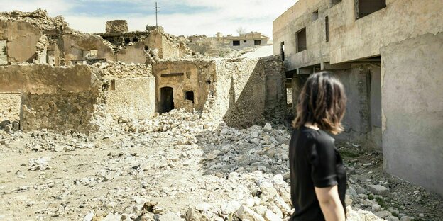 Annalena Baerbock steht vor den Trümmern von Häusern in denen niemand mehr lebt