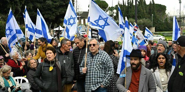 Israelis protestieren mit Flaggen gegen den Premierminister Benjamin Netanjahu
