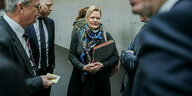 Nancy Faeser (SPD), Bundesministerin für Inneres und Heimat, steht mit Kollegen zusammen.