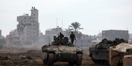 Zwei gepanzerte israelische Truppenreporter am 8. Januar im Gazastreifen