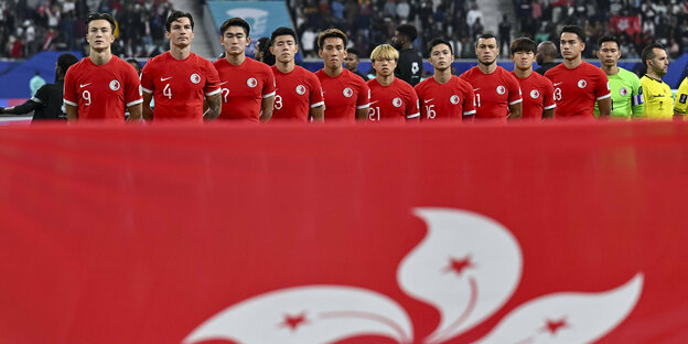 In gespannter Erwartung: das Nationalteam Hongkongs in Doha.