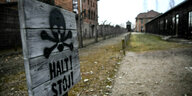 Schild mit der Aufschrift "Halt" im ehemaligen deutschen Konzentrationslagers Auschwitz