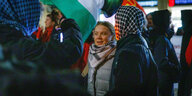 Die schwedische Klimaaktivistin Greta Thunberg nimmt an einer pro-palästinensischen Demonstration in Leipzig teil