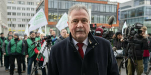 GDL-Chef Claus Weselsky steht auf einer Kundgebung in Dresden