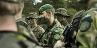 Schwedische Soldaten in Camouflage-Uniform und bemalten Gesichtern
