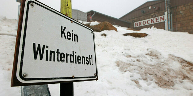 Schild im Schnee mit der Aufschrift "Kein Winterdienst"