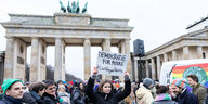 Luisa Neubauer bei einer demo gegen rechts vor dem Brandenburger tor in berlin
