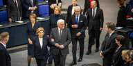 Die Holocaustüberlebende Eva Szepesi mit Bundespräsident Frank-Walter Steinmeier und anderen Personen im Bundestag.