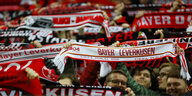 Fans von Bayer Leverkusen mit Schals.