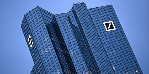 Türme mit dem Logo der Deutschen Bank vor blauem Himmel