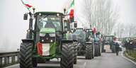 Traktoren mit Italienflagge auf der Autobahn