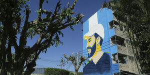 Ein Bild von El Salvadors Präsidenten Nayib bukele ist an eine Hauswand gemalt