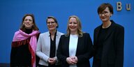 Karin Prien, Stefanie Hubig, Christine Streichert-Clivot und Bettina Stark-Watzinger sitzen gemeinsam auf einem Podium
