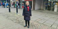 Die Labour-Kandidatin Gen Kitchen steht in der Fußgängerzone von Wellingborough und macht Wahlkampf