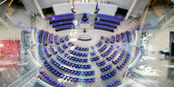 Der leere Plenarsaal des Deutschen Bundestages ist von der Fraktionsebene aus zu sehen