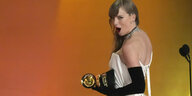 Taylor Swift posiert mit dem Grammy-Award in der Hand