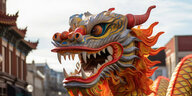 Chinesischer Drachen schwebt über einer Straße