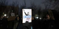Demonstranten mit Plakaten, die sich gegen den AfD-Politiker Björn Höcke wenden