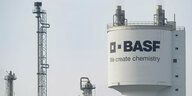 Ein Turm mit der Aufschrift «basf» steht neben Schornsteinen auf dem Werksgelände des Chemiekonzerns BASF