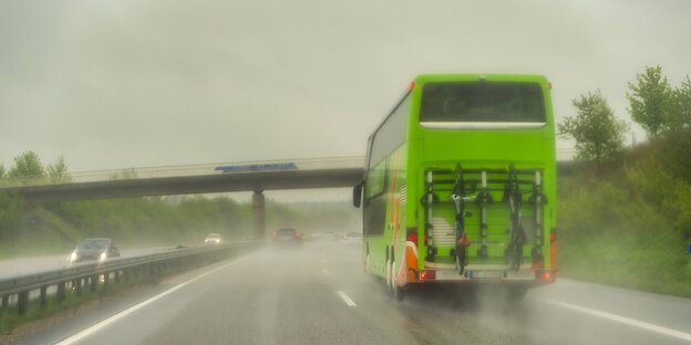 Ein Flixbus auf regennasser Autobahn