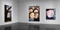 Drei Gemälde von Karolina Jabłońska hängen an zwei aneinander liegenden Wänden. An der Kopfwand hängt links das Gemälde "The crowd". Das Alter Ego der Künstlerin ist darin mit dem Gesicht zu sehen, sie ist umringt von Doppelgängerinnen. Rechts hängt ein