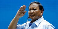 Indonesien: Wahlsieger Pradowo salutiert, im Hintergrund blauer Himmel.