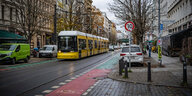 Eine Straßenbahn fährt über die Kastanienallee in Berlin