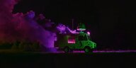 Ein Icecream-Truck brennt in der Nacht