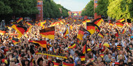 Tausende Fans warten auf der Fanmeile zur Fußball-Weltmeisterschaft in Berlin auf den Anpfiff des Spiels Deutschland - Ghana (Foto vom 23.06.2010)