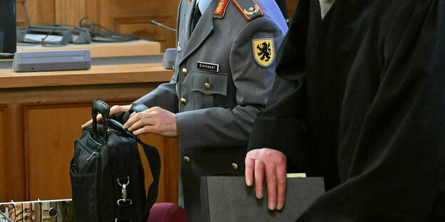 Der ehemalige KSK-Kommandeur Brigadegeneral Markus Kreitmayr mit seinem Verteidiger Bernd Müssig im Gerichtssaal.