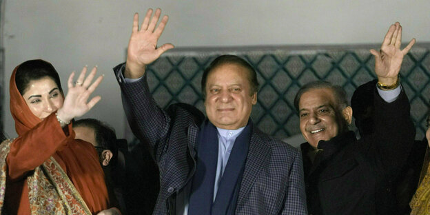 Pakistans Ex-Premier Nawaz Sharif (Mitte) und sein Bruder Shehbaz Sharif (rechts). Letzter soll jetzt wieder Regierungschef einer Koaltionsregierung werden