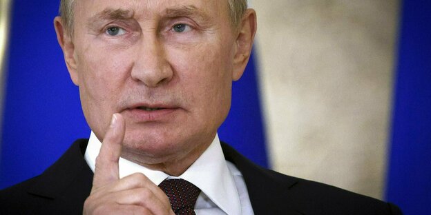 Wladimir Putin mit erhobenem Zeigefinger