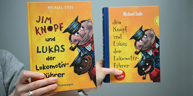 Eine neue (l) und eine alte Ausgabe des Buches Jim Knopf und Lukas der Lokomotivführer werden im Verlag gezeigt.